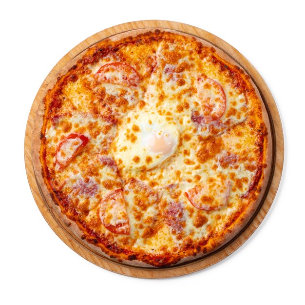 Frische Pizza auf Holzbrett lokalisiert auf Weiß