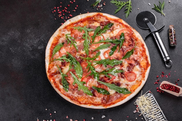 Frische Pizza im Ofen mit Rucola gebacken