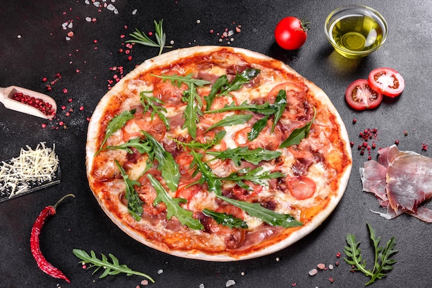 Frische Pizza im Ofen mit Rucola, Salami, Kirschtomaten und Mozzarella gebacken. italienische Küche