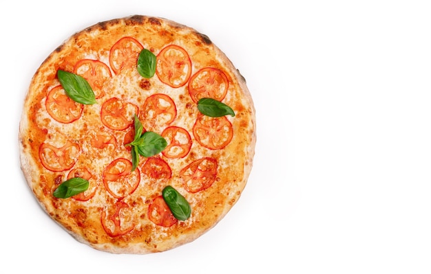 Frische Pizza Margarita mit Tomaten Basilikum und Käse isoliert auf weißem Hintergrund Copyspace Ansicht von oben