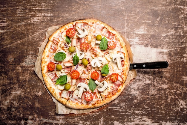 Frische Pizza mit Fleisch und Tomaten.