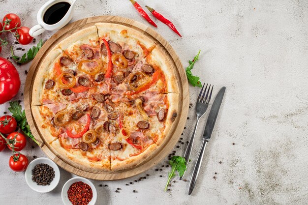 Frische Pizza mit heißem Fleisch auf dem weißen Betonhintergrund Flach lag