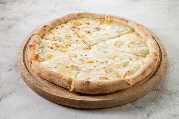 Frische Pizza mit heißem Käse auf dem konkreten Hintergrund