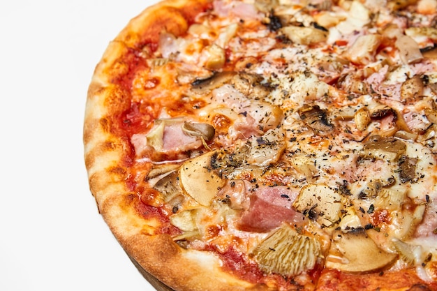 Frische Pizza mit Speckpilzen und Käse auf hellem Hintergrund