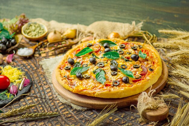 Frische Pizza mit Tomaten und Pilzen