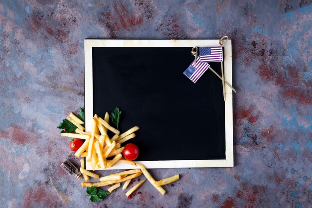 Frische Pommes Frites auf Tafel