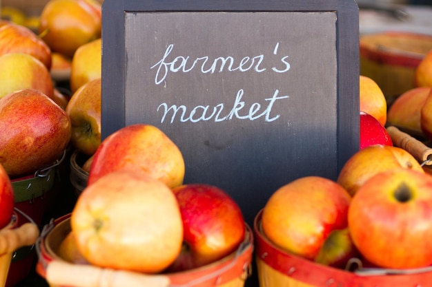 Frische Produkte zum Verkauf auf dem lokalen Bauernmarkt.