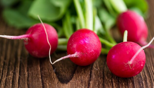 Frische Radieschen auf Holzhintergrund