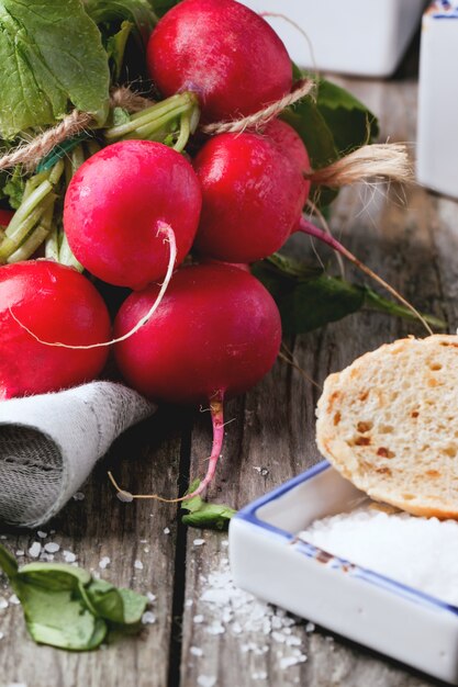 Frische Radieschen mit Brot