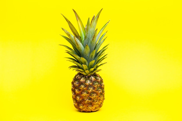 Frische reife Ananas auf gelb.