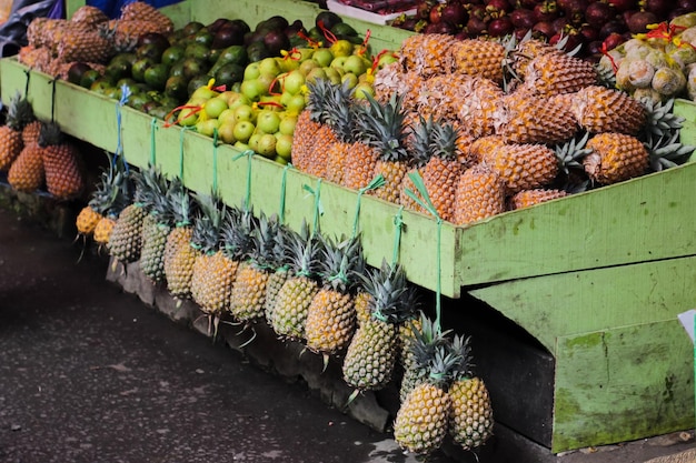 Frische reife Ananas, die auf traditionellen Märkten verkauft wird Frisch und gesund