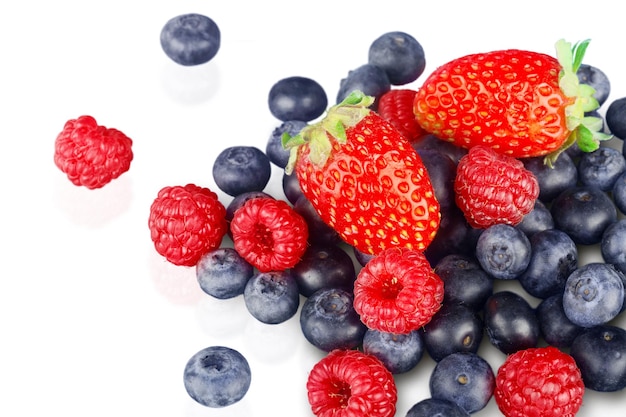 Frische reife Beeren auf weißem Hintergrund