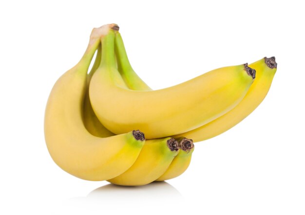 Frische reife Bio-Bananen sammeln sich auf weißer Oberfläche