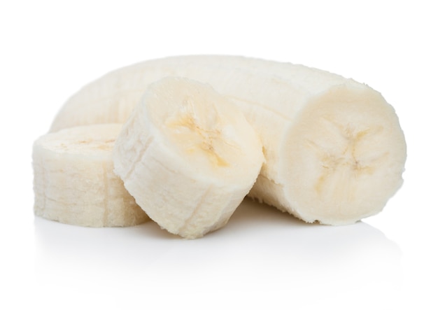 Frische reife Bio-Bananenscheiben auf weißer Oberfläche