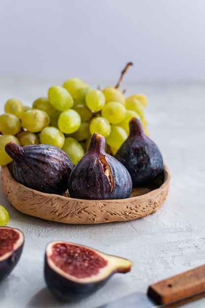 Frische reife Bio-Feigen und Trauben