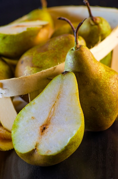 Frische reife Birnen auf einem Nahaufnahmetisch