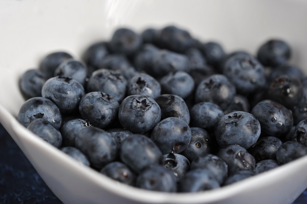 Frische reife Blaubeeren in der weißen Schüssel