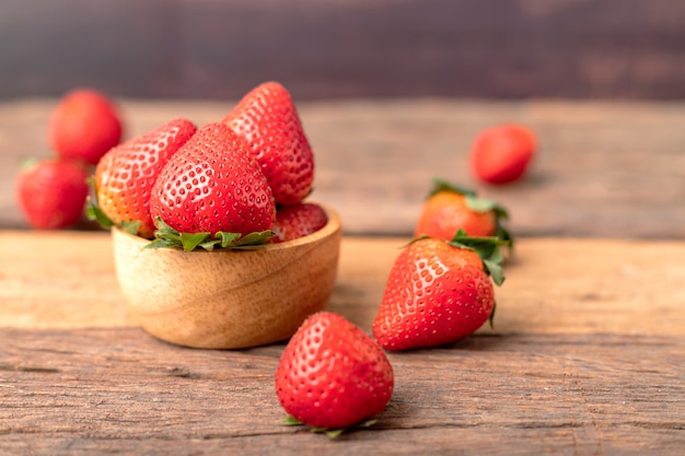 Frische reife Erdbeeren sind in einer Holzschale