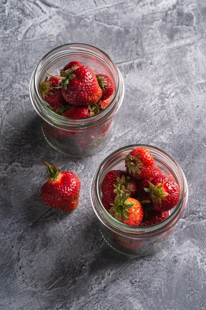 Frische reife Erdbeerfrüchte in zwei Gläsern