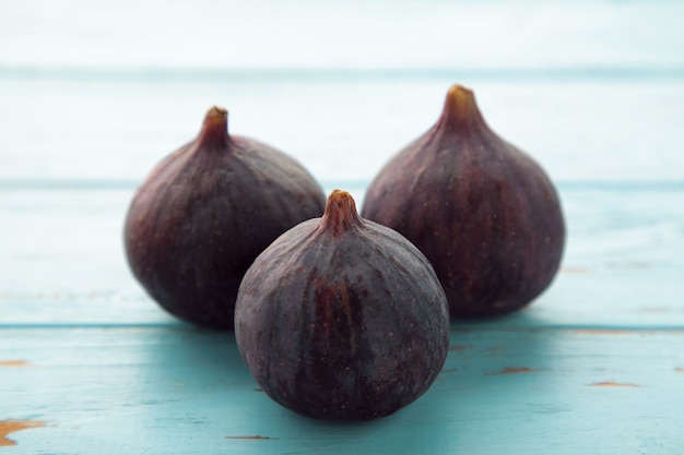 Frische reife Feigen auf blauem Hintergrund aus Holz. Tropische Frucht