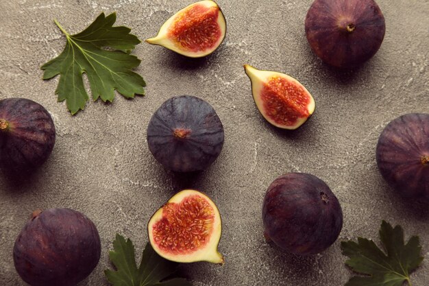 Frische reife Feigen auf grauem Hintergrund. Tropische Frucht