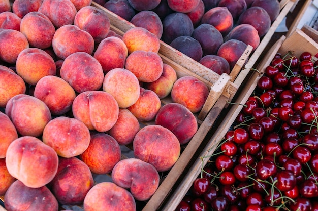 Frische reife Früchte auf dem Markt in Kisten