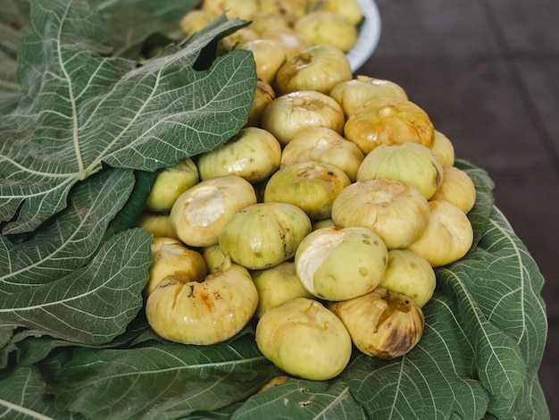 Frische reife Früchte, die auf dem Markt liegen