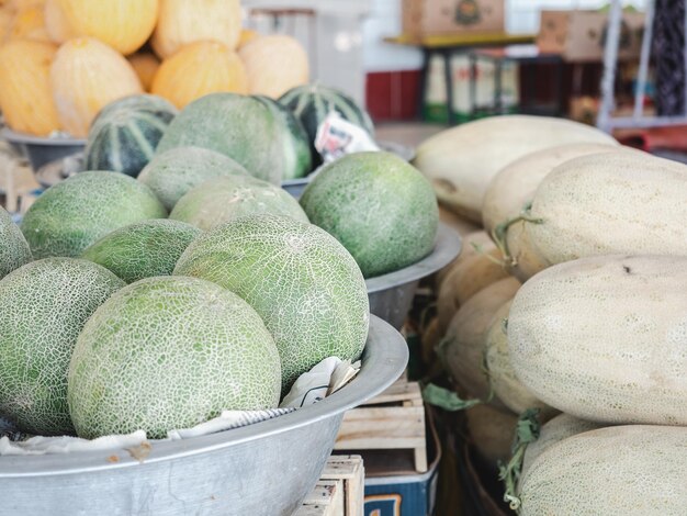 Frische reife Früchte, die auf dem Markt liegen