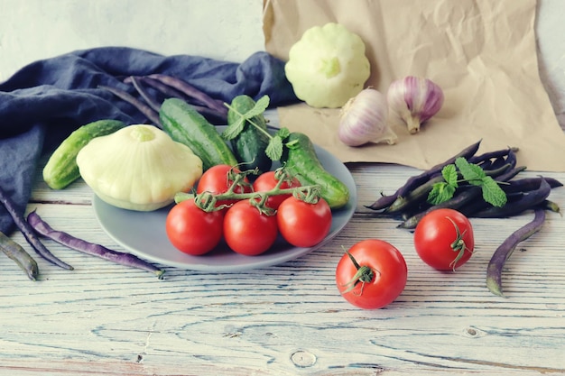 Frische reife Gemüsesorten auf einem hellen Küchentisch, Bio-Produkte, gesunde Naturkost