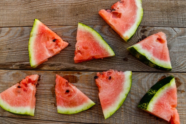 Frische reife geschnittene Wassermelone auf rustikalem Holztisch