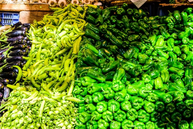 Frische reife grüne Paprika zum Verkauf auf einem Obstmarkt