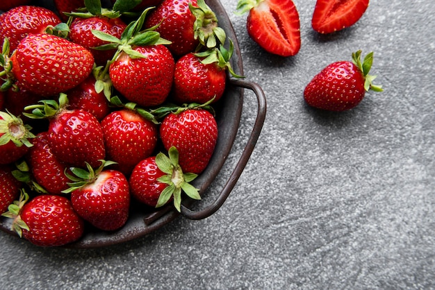 Frische reife köstliche Erdbeeren in einer Metallschüssel