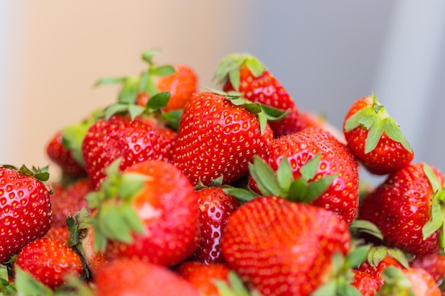 Frische reife köstliche erdbeeren in schüssel gesundes essen und vegetarier