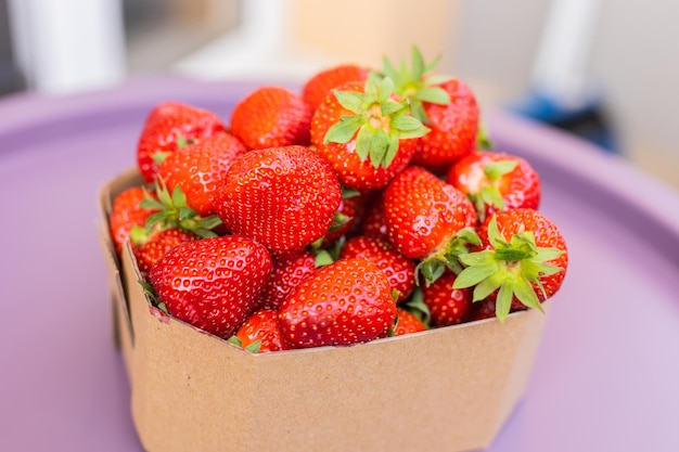 Frische reife köstliche erdbeeren in schüssel gesundes essen und vegetarier