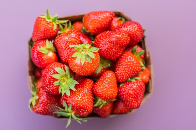Frische reife köstliche erdbeeren in schüssel gesundes essen und vegetarier