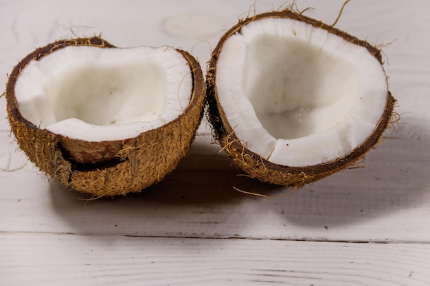 Frische reife Kokosnuss auf weißem Holztisch