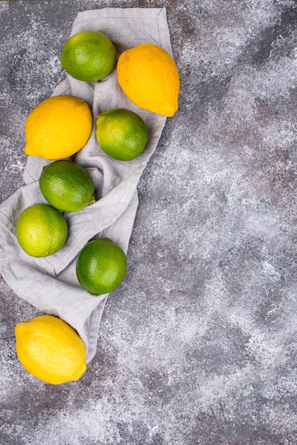 Foto frische reife limetten und zitronen