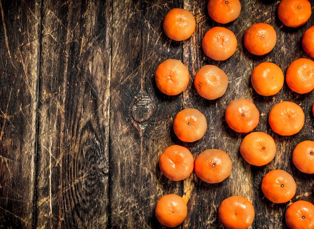 Frische reife Mandarinen auf Holztisch.