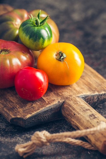 Frische, reife mehrfarbige Tomaten auf einem dunklen Hintergrund.