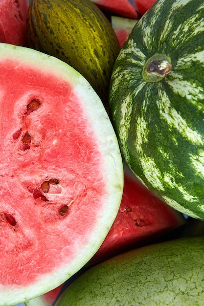 Frische reife Melonen- und Wassermelonenscheiben