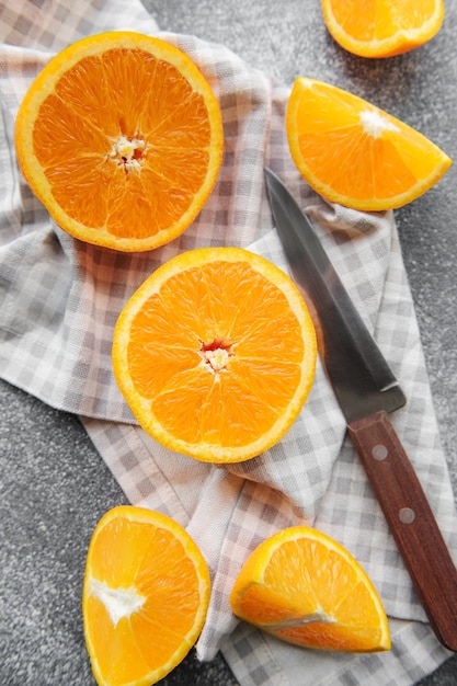 Frische reife Orangen auf dunklem Betongrund