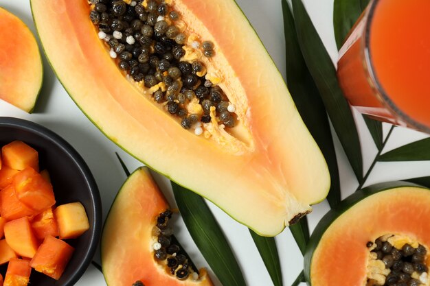 Frische reife Papaya auf weißem Hintergrund, Ansicht von oben