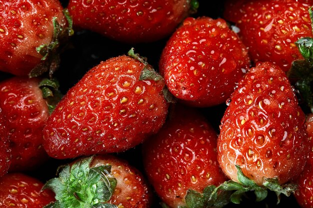 Frische reife perfekte Erdbeere - Lebensmittelrahmen-Hintergrund.