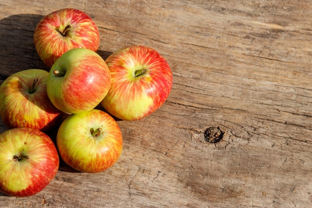 Frische reife Äpfel auf rustikalem Holztisch Draufsichtkopierraum