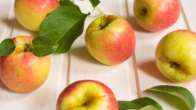 Frische reife Äpfel sind auf dem Tisch verstreut Bild mit selektivem Fokus