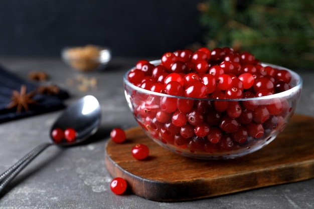 Frische reife Preiselbeeren auf grauem Tisch Platz für Text