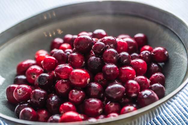 Frische reife Preiselbeeren in Schüssel auf Tischnahaufnahme.