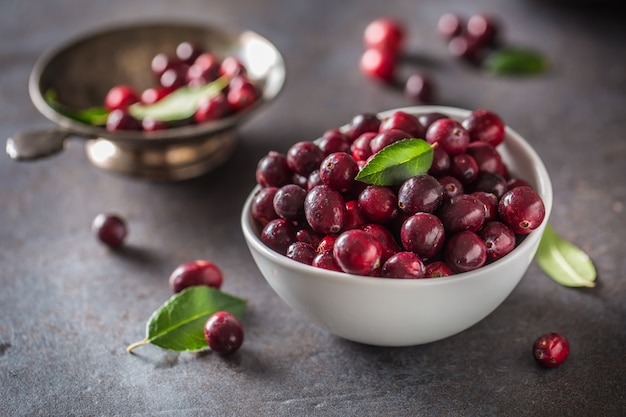 Frische reife Preiselbeeren in Schüssel auf Tischnahaufnahme.