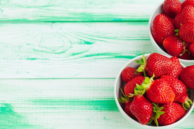 Frische reife rote Erdbeeren auf dem Gartentisch