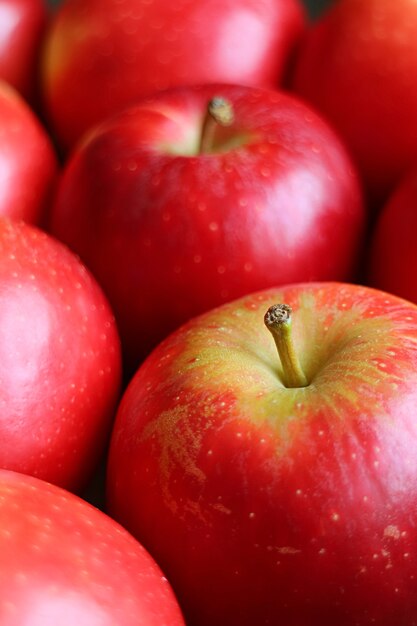 Frische reife rote Äpfel in Reihen